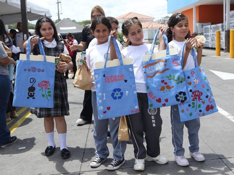 Las pequeñas defensoras ambientales presumen sus nuevas bolsas ecológicas que ellas mismas pintaron durante el recorrido educativo por el supermercado Walmart.