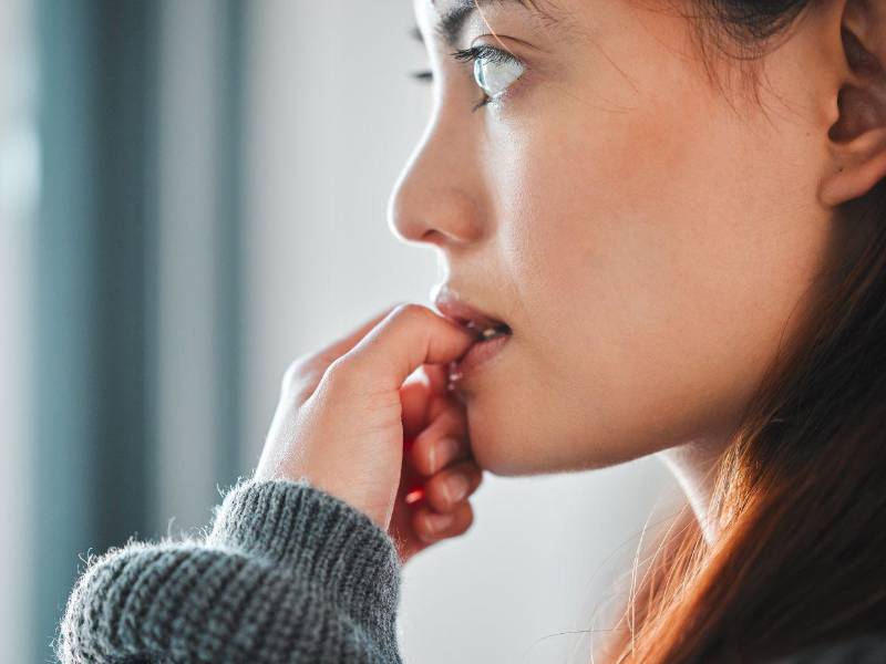 Hay que mencionar que no siempre aquello que nos irrita de otros es algo negativo: muchas veces también vemos reflejadas virtudes que consideramos no poseer.