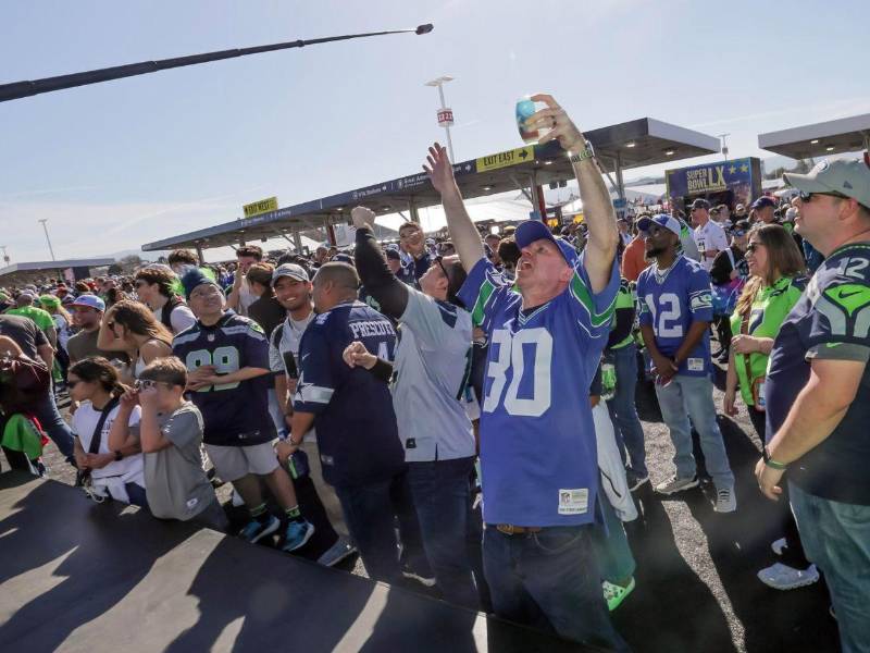 El Levi's Stadium es el escenario de la gran final de la NFL. Aquí las imágenes del ambiente que se vive a minutos del inicio del partido.