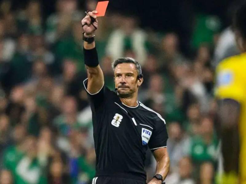 Mientras Argentina y España protagonizan la esperada final del Mundial 2026 en el Estadio de Nueva York/Nueva Jersey, un hombre también acapara parte de la atención de millones de aficionados alrededor del planeta. Se trata del árbitro esloveno Slavko Vinčić, el encargado de impartir justicia en el partido que definirá al nuevo campeón del mundo.