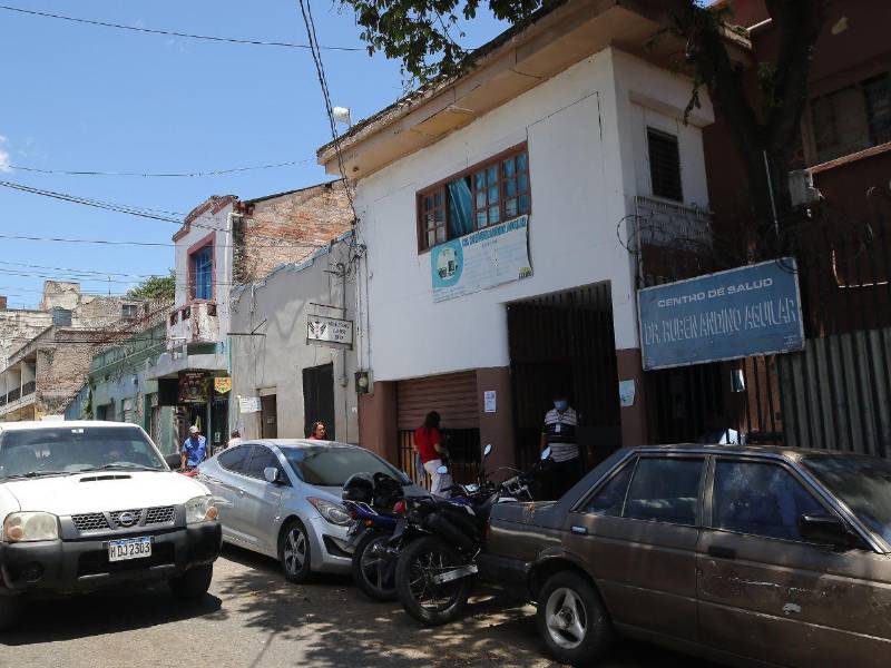 Mientras no concluyan los procesos de escrituración, decenas de centros de salud seguirán sin recibir mejoras estructurales en la capital.