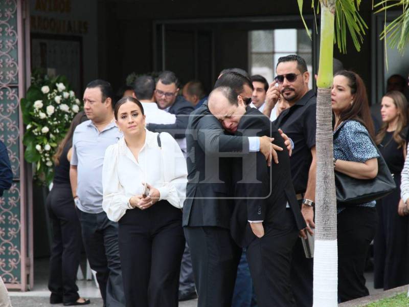 Las escenas del último adiós a la chef y presentadora Sandra Díaz del Valle quedaron marcadas por el silencio, las lágrimas y los rostros de profundo dolor que acompañaron cada momento del sepelio en la capital.