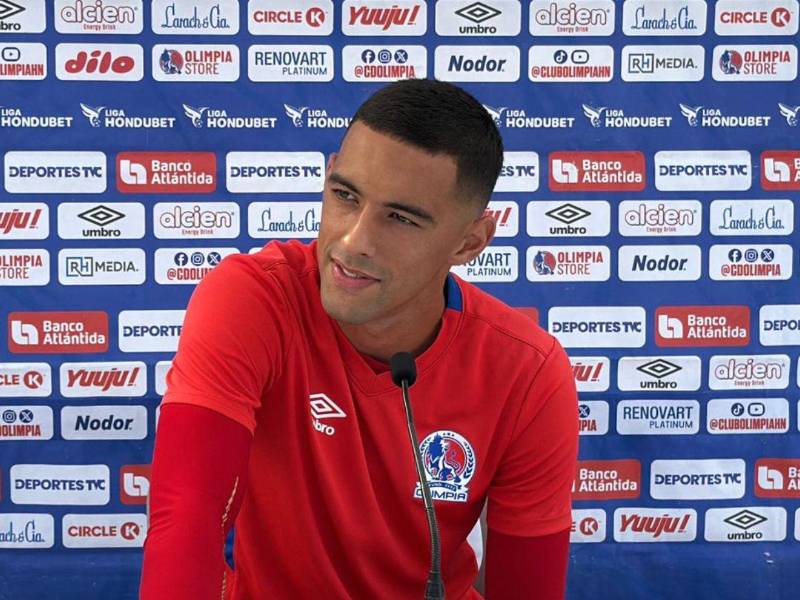 Emmanuel Hernández durante la conferencia de prensa.