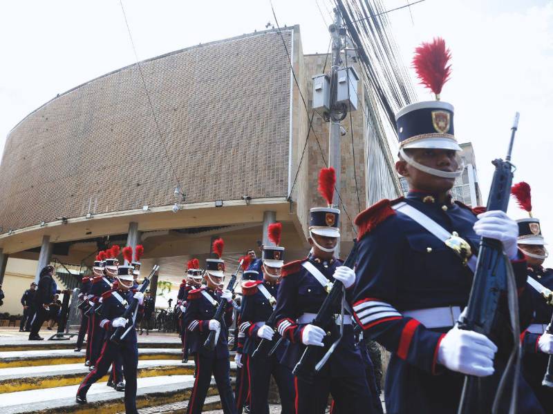 Cadetes realizaron vallas a los invitados especiales durante la ceremonia.