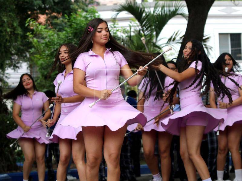 Con un vestuario de lujo y música catracha, el instituto Vuelo de Águila prepara un gran show para los desfiles patrios.