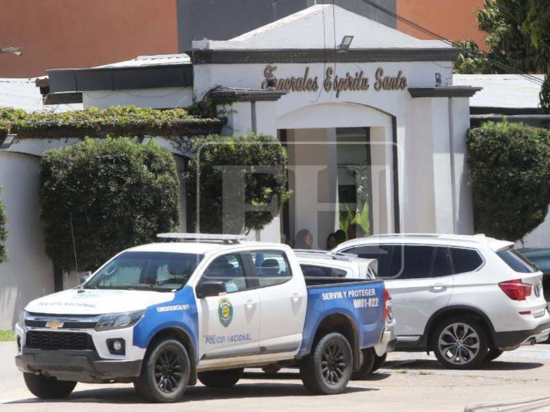 Durante se realizó el trabajo forense, una patrulla de la Policía Nacional (PN) resguardó el ingreso a la funeraria.