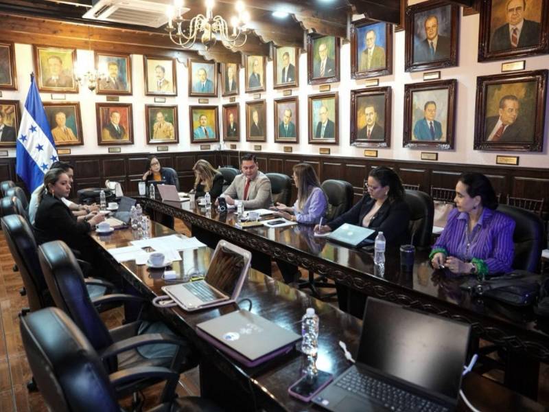 En la primera reunión de trabajo de la comisión especial del juicio político se definieron los lineamientos y el cronograma de comparecencias. Aquí más detalles.