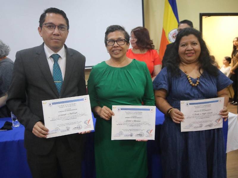 La terna calificadora estuvo conformada por especialistas reconocidos: en poesía participaron Soledad Altamirano, Armando Maldonado y Glenn Lardizabal; en cuento, Norma Lara, Marvin Armando Rivas y Sara Rico; y en ensayo, Brenda Mayté Herrera, Daniela Hernández y Elisa González. En la imagen: Armando Maldonado, Soledad Altamirano y Brenda Mayté Herrera.