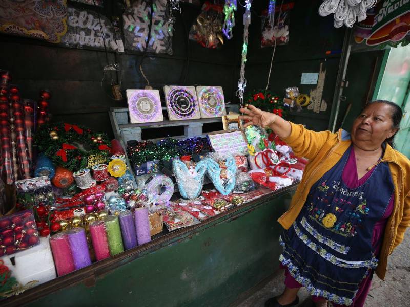 Con más de 17 años en los mercados de Comayagüela, doña Magna Reyes se prepara con ilusión para la Navidad, confiando en que las ventas mejoren.