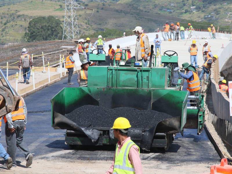 La construcción del puente Papa Francisco avanza lento, según denuncian vecinos de Mateo, quienes aseguran que el tráfico los afecta a diario.
