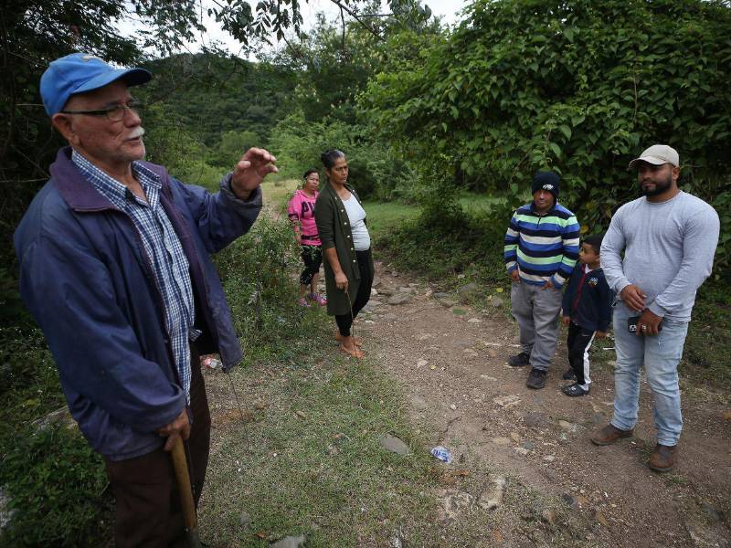Los vecinos de Yaguacire denuncian que deben cruzar el río San José entre piedras y corrientes, mientras esperan un proyecto prometido desde hace ya cuatro años.