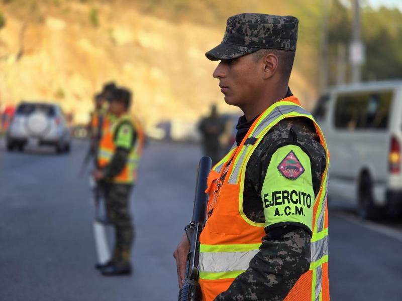 Las Fuerzas Armadas de Honduras informaron sobre el despliegue de 26 mil efectivos para blindar las calles, playas y centros turísticos durante la Semana Santa 2026. Con el apoyo de CONAPREMM, las unidades del ejército: Fuerza Naval, Fuerza Aérea y Policía Militar del Orden Público (PMOP) se integrarán de lleno a las tareas de seguridad en los puntos con la mayor afluencia de personas.