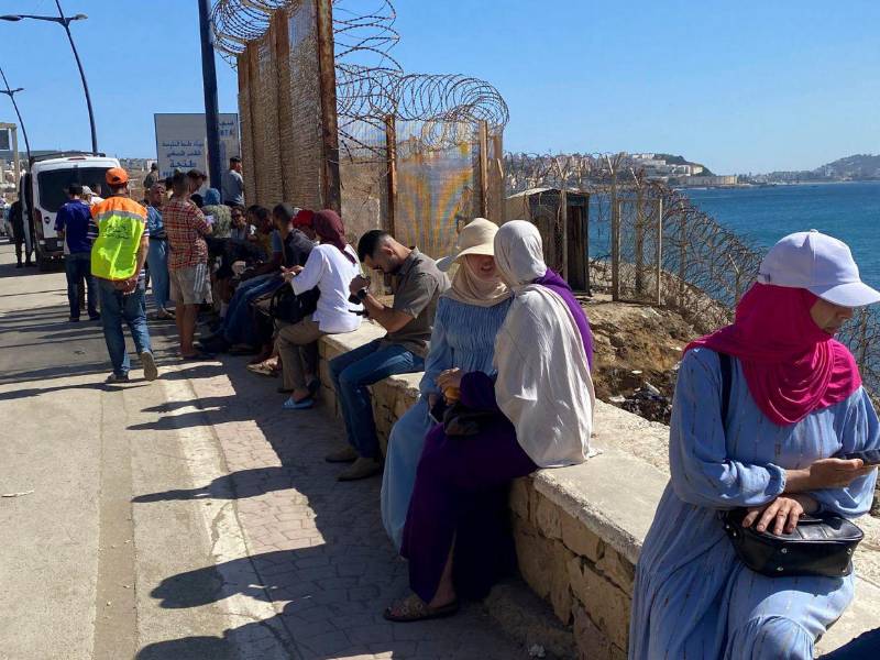 Migración. En la frontera de Marruecos con Ceuta, decenas de familias marroquíes aguardan con la esperanza de ver aparecer a sus seres queridos, o al menos, saber si siguen vivos, tras la llegada masiva de inmigrantes la semana anterior.