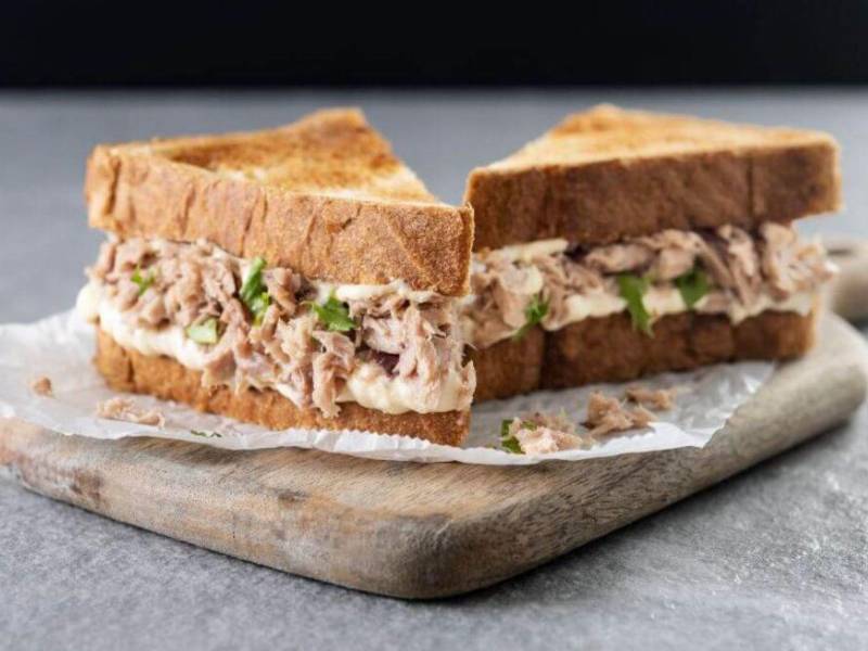 Los sándwiches de atún son versátiles y pueden adaptarse a tus preferencias agregando condimentos o ingredientes adicionales según su gusto.