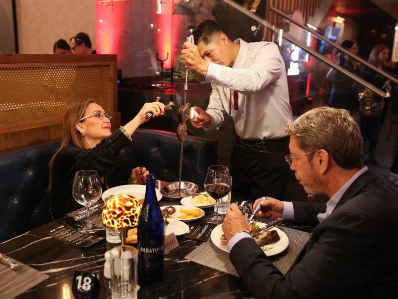 Esa noche, el menú se complementó con una selección de vinos elegidos para acompañar cada corte y con una coctelería temática diseñada específicamente para la velada, todo en un ambiente que HyM Arquitectos concibió para alojar con igual comodidad una cena de negocios o una celebración familiar.