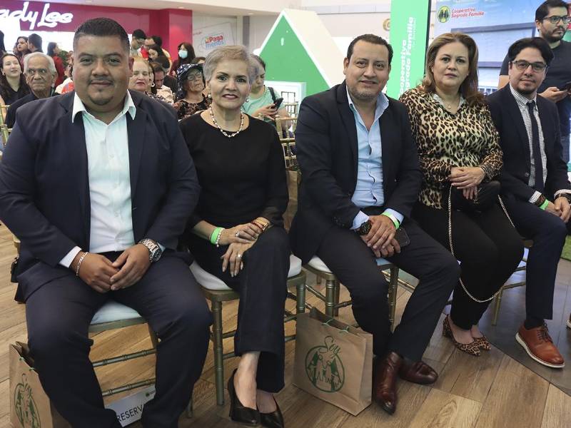 Directivos e invitados especiales de Cooperativa Sagrada Familia celebrando el éxito de la campaña navideña.