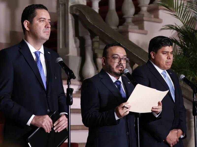 El secretario de Estado en Comunicación y Estrategia, José Augusto Argueta, junto al ministro de Finanzas, Emilio Hernández, y el presidente del Banco Central hondureño, Roberto Lagos, en una rueda de prensa.