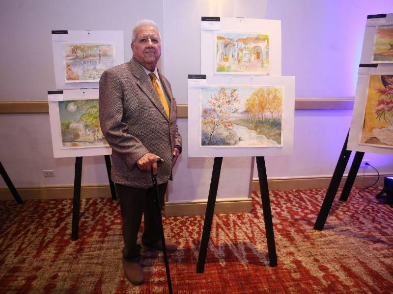 Francisco Antúnez explora su pasión por el arte a través de lienzos vestidos con acuarela.