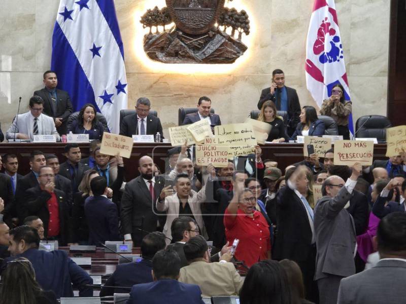 La sesión legislativa estuvo marcada por actos de protesta de los diputados de Libre, quienes cuestionaron en todo momento el juicio político.