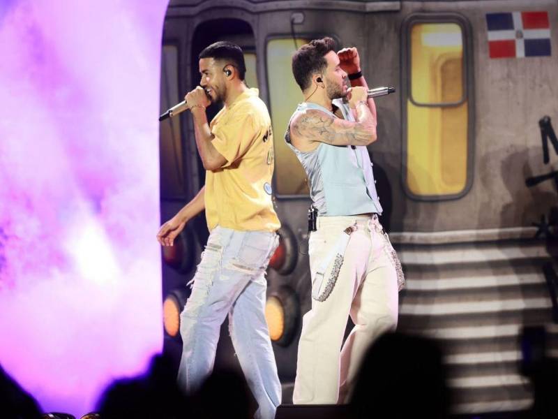Esa mezcla de romanticismo y diversión convirtió el concierto de Santos y Royce en una gran celebración generacional.