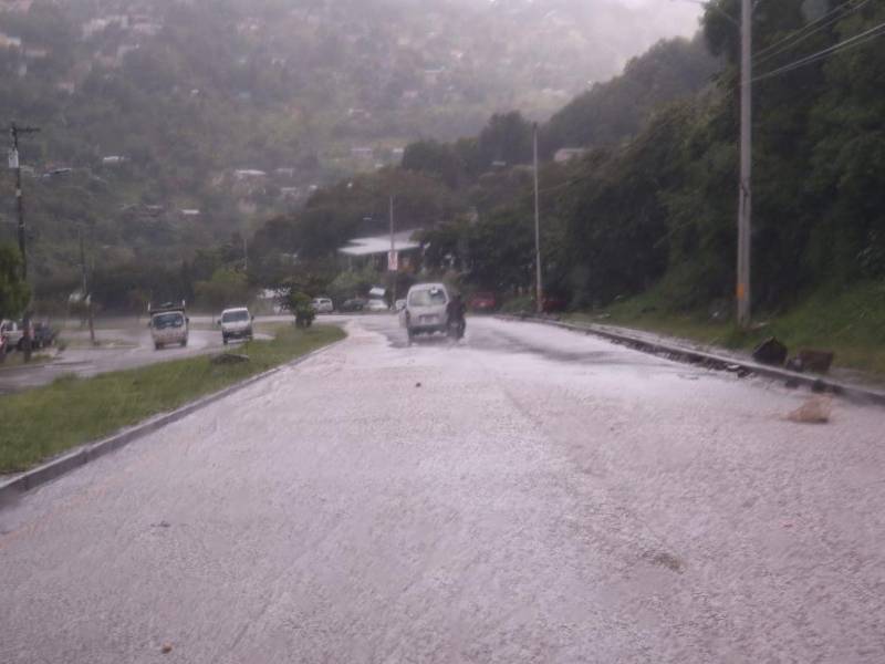Varias zonas del anillo periférico está anegadas de agua.