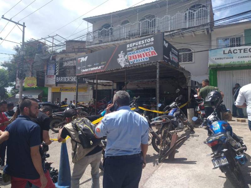 Versiones apuntan a que los sicarios llegaron vestidos como policías, les exigieron tirarse al suelo, les quitaron los celulares y luego les dispararon.