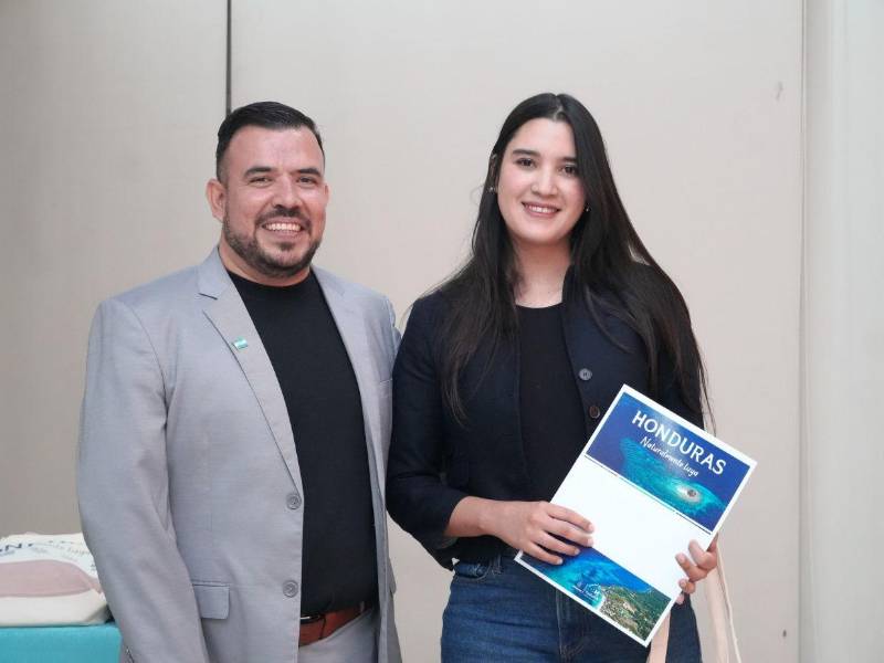 En esta edición, la tercera en su haber, la periodista Lourdes Alvarado ganó el primer lugar en la categoría Reportaje turístico en medio impreso por su trabajo titulado Tras las huellas lencas al sur de Tegucigalpa: El llamado de la montaña dormida.