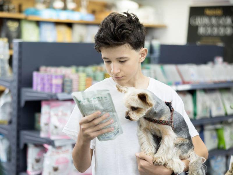 “Sí recomiendo estos snacks, pero siempre con precaución, y teniendo muy claro que no reemplazan una buena alimentación. La cantidad que puede darle a su perro al día debe ser moderada y no debe superar el 10% de su ingesta calórica total”, dijo el experto.