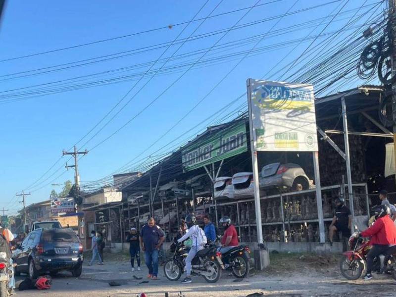 El cuerpo del joven quedó cerca del segundo vehículo impactado por el conductor que rebasaba, según un video que circula en redes sociales.