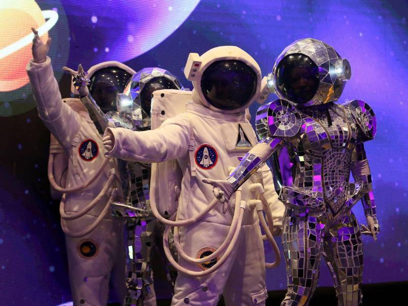 Jóvenes realizan coreografía como parte del lanzamiento de META.