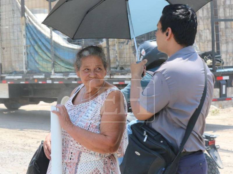 Las altas temperaturas anunciadas para este sábado, en algunas partes del país alcanzando hasta los 41 grados, también son un riesgo para la población al exponerse al sol directamente.