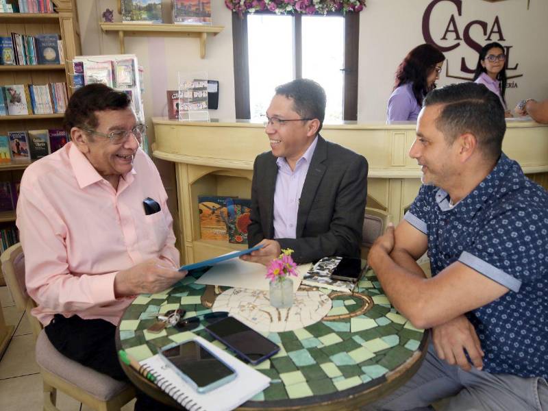 Los poetas Armando Maldonado y Néstor Ulloa le dieron la noticia al poeta Tulio Galeas.