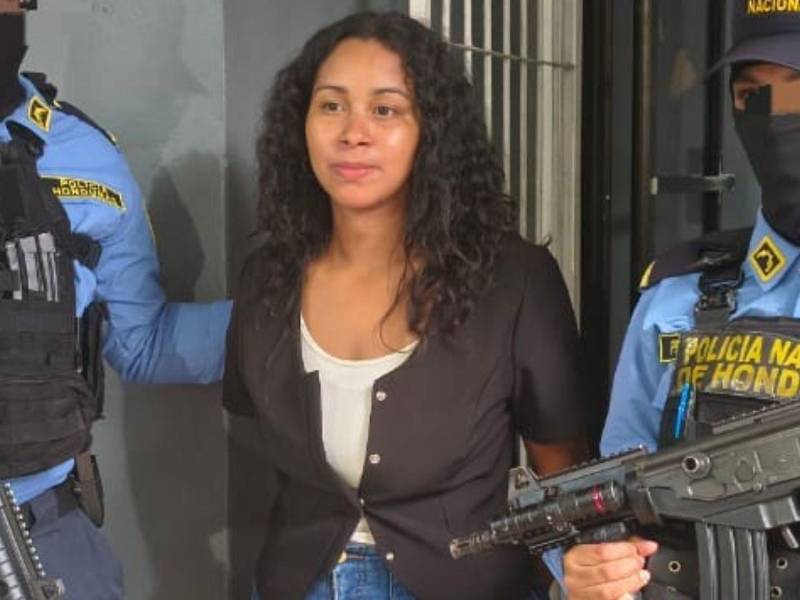 La Policía Nacional capturó a La Morena, mujer que extorsionaba en Yoro y San Pedro Sula haciéndose pasar como una integrante de la estructura criminal Cártel del Diablo. Más detalles a continuación.