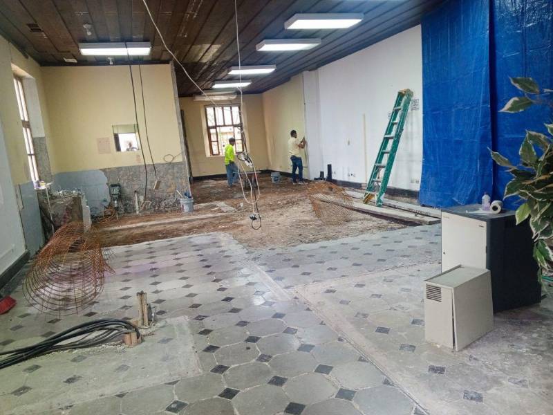 El personal realiza trabajos de remoción del piso, baños. Se espera que a finales de la próxima semana estén finalizadas las labores de reconstrucción.
