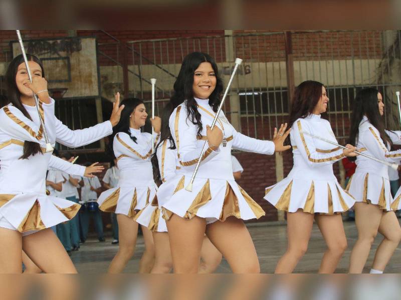 Las hermosas chicas derrochan elegancia y coordinación en cada paso.