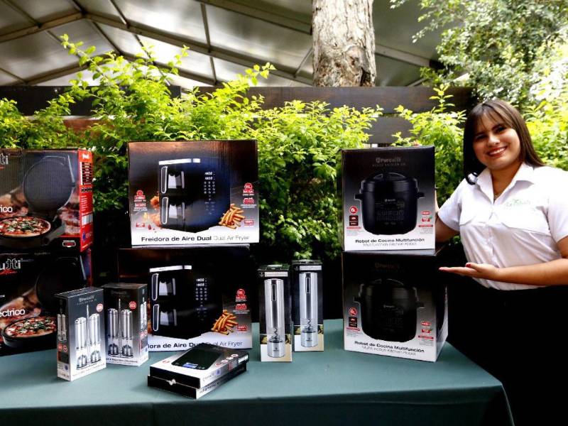 Supermercados La Colonia viste de lujo la Navidad con la nueva colección Percutti Black Edition