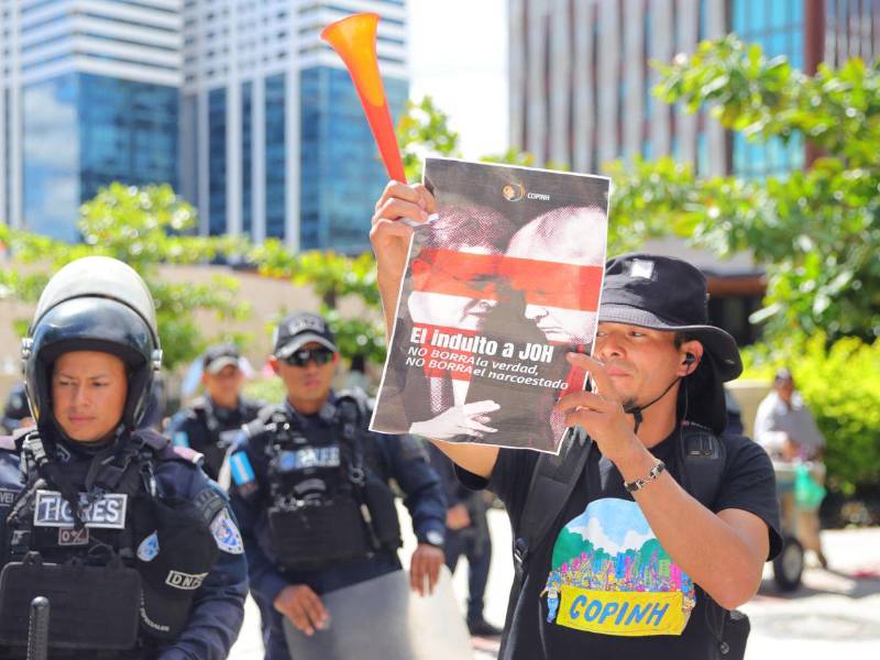 Un grupo de miembros del COPINH protestaron este jueves frente a la Embajada de Estados Unidos en Tegucigalpa contra el indulto otorgado por el presidente estadounidense, Donald Trump, al exmandatario Juan Orlando Hernández (2014-2022), que había sido condenado a 45 años de cárcel por narcotráfico.