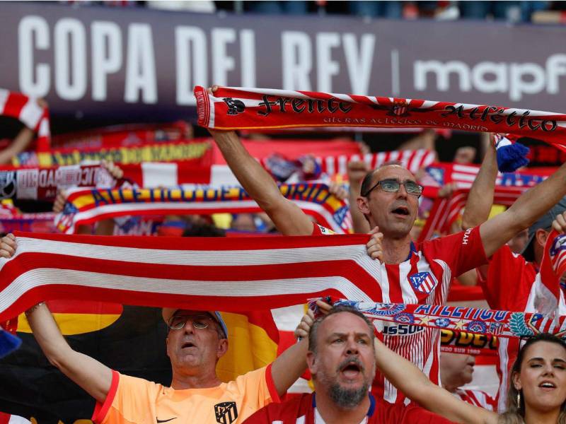 Bajo un gran ambiente, el Atleti y la Real buscan el título de Copa.