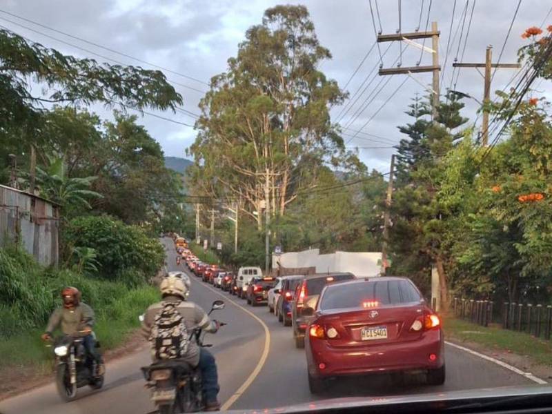 Tras reparaciones, pobladores reportan hasta 4 horas de tráfico en carretera a Valle de Ángeles