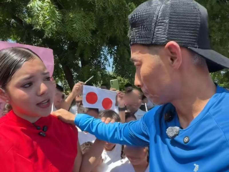 Tras doce años, la reconocida creadora de contenido hondureña Dunia Santos Urbina, más conocida como Bizcochita Santos, regresó a Honduras desde Estados Unidos, y durante una visita a una escuela ubicada en una zona rural se quebró frente a las cámaras. ¿La razón? A continuación los detalles.