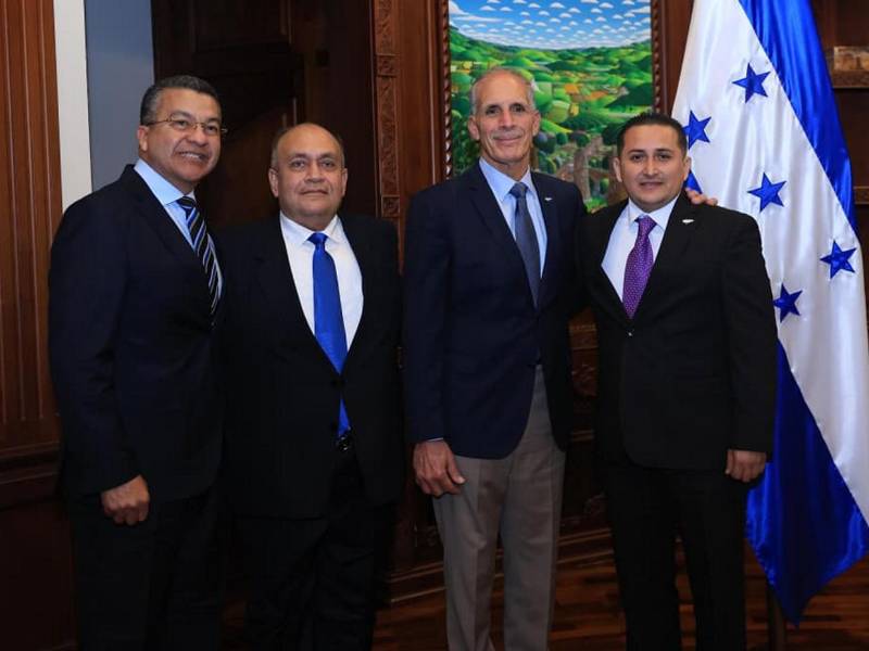 El presidente Nasry Asfura juramentó la comisión interventora para fortalecer la transparencia del sistema de previsión docente.