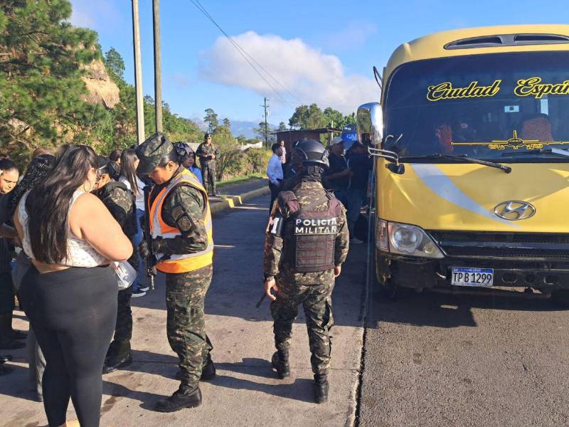 Militares femeninas también hacen su labor con las damas que viajan en las unidades del transporte.