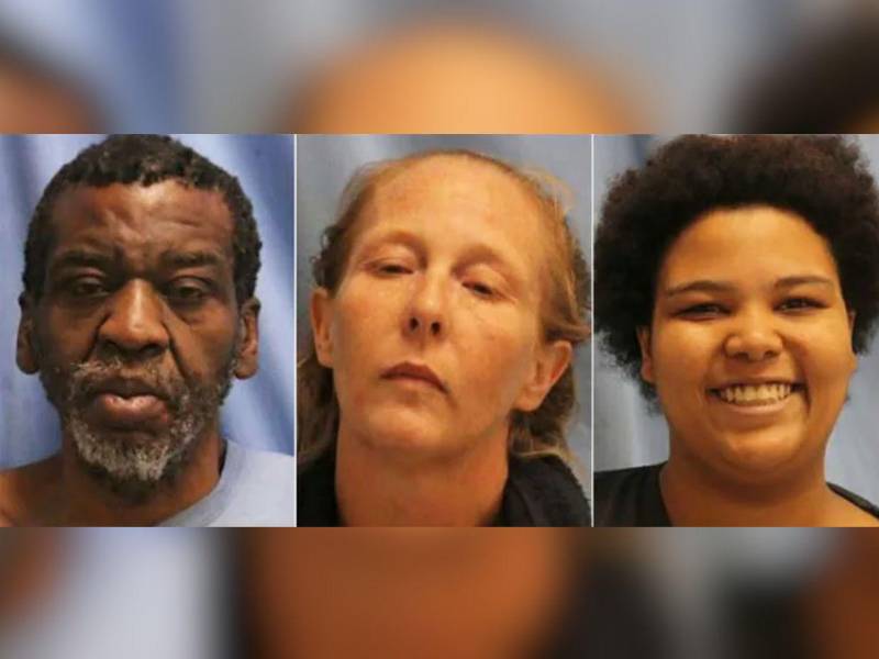 Los detenidos fueron identificados como Earnest Jackson, de 54 años; Christina Hart, de 41; y MaKayla Jackson, de 21.