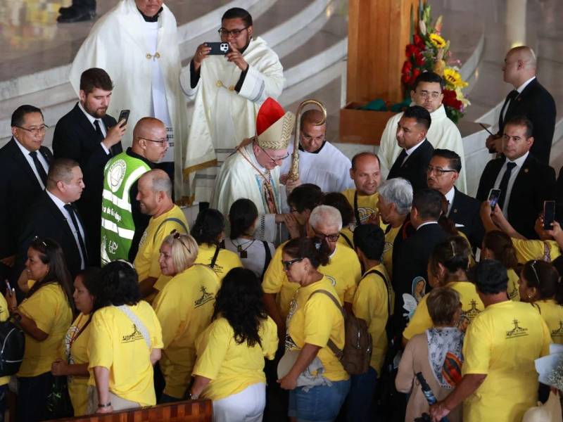 Solidaridad. El secretario de Estado del Vaticano, Pietro Parolin, saluda a feligreses durante una misa el miércoles, en la Basílica de Guadalupe en Ciudad de México. Parolin, expresó su cercanía a las madres buscadoras de personas desaparecidas.