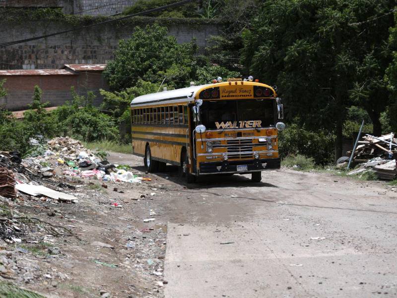 Vecinos del sur de Tegucigalpa reclaman que autoridades cumplan con la pavimentación prometida desde 2018, mientras calles siguen destruidas.