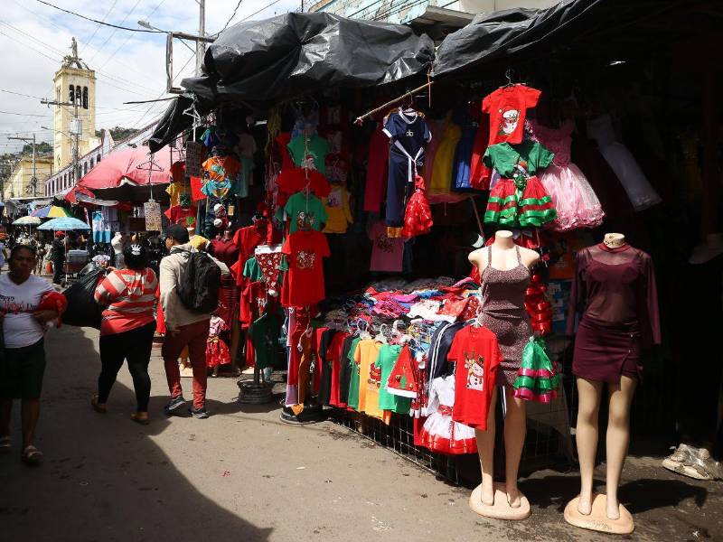 La ropa de temporada como gorros, pantalones y camisas se exhiben en los principales mercados del Distrito Central.