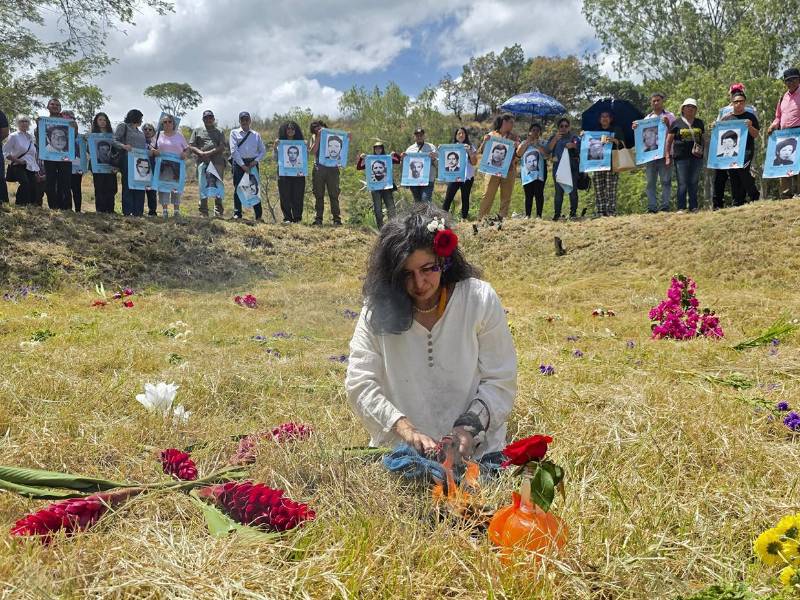 El organismo de derechos humanos Comité de Familiares de Detenidos Desaparecidos (Cofadeh) rindió homenaje el sábado -29 de agosto- en el Museo Contra el Olvido a 183 personas desaparecidas por motivos políticos en la década de 1980, con flores, música y la presencia de familiares y supervivientes. Aquí las imágenes del homenaje para recordarlos.