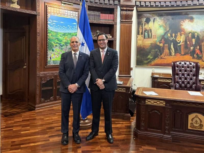 Valladares Pavón tiene experiencia gerencial, formación estratégica y liderazgo organizacional, con una trayectoria de más de doce años.