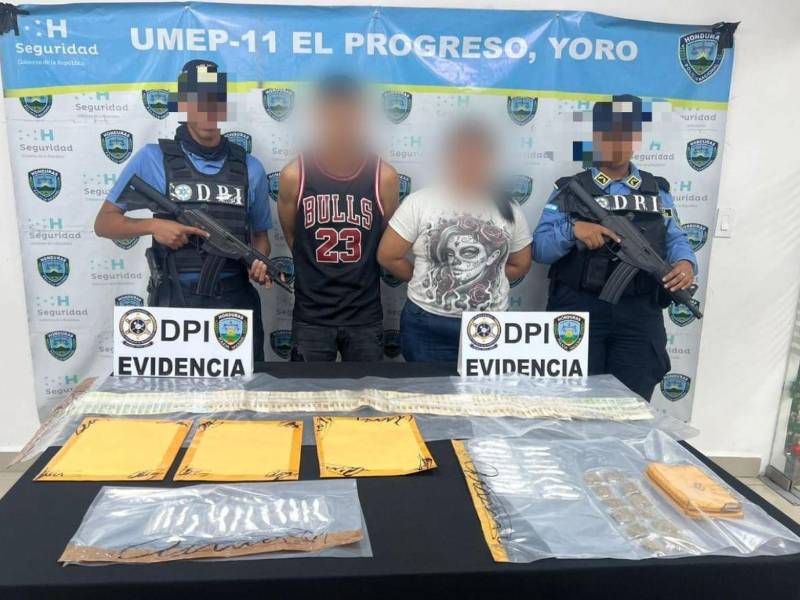 La Policía Nacional les decomisó varios envoltorios de supuesta cocaína y marihuana. Presuntamente, se dedicaban a la venta y distribución de drogas.