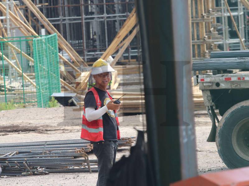 El equipo de investigación de EL HERALDO Plus visitó las instalaciones donde construyen el Hospital del Sur. Allí se observó a varios chinos trabajando.